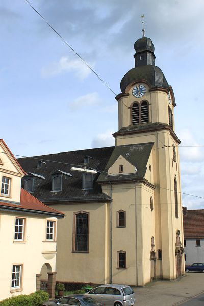 Pfarrkirche Urexweiler mit Pfarrhaus